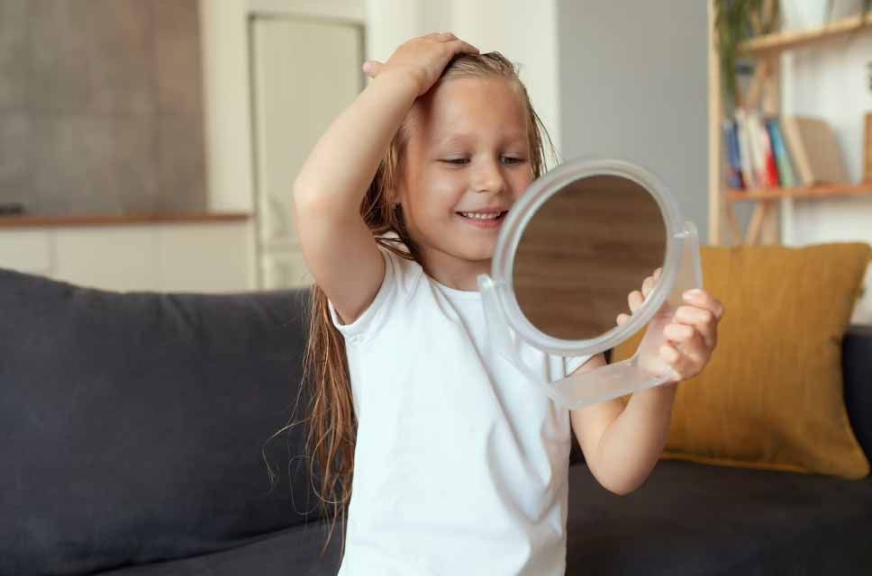 Que hace un niño autista frente al espejo